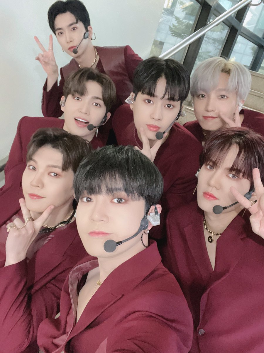 UP10TION's tweet photo. 오늘은 치명적인 아련 섹시 장착..★

잠시 후 5시, KBS2 #뮤직뱅크 에 업텐션이 출연합니다!
업텐션의 #너에게미쳤었다 무대, 오늘도 놓치지 마세요💛

#업텐션 #UP10TION #Novella #Crazy_About_You #KBS2 https://t.co/J9h1I7jsRf