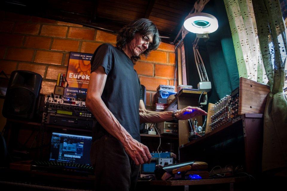 LaInventadera's tweet photo. #Nuevo #Ene14 

Primera parte del entrompe reporteril de #LaInventadera en Naguanagua: la faceta de luthier digital de Víctor Hernández, ganador del Premio Luis Zambrano 2021

Escribe @JRobertoDuque 
Fotografía: @Kndy_Moncada 
Video: Leorana González

https://t.co/OweOj0lKAd https://t.co/9uudRgg0Cg