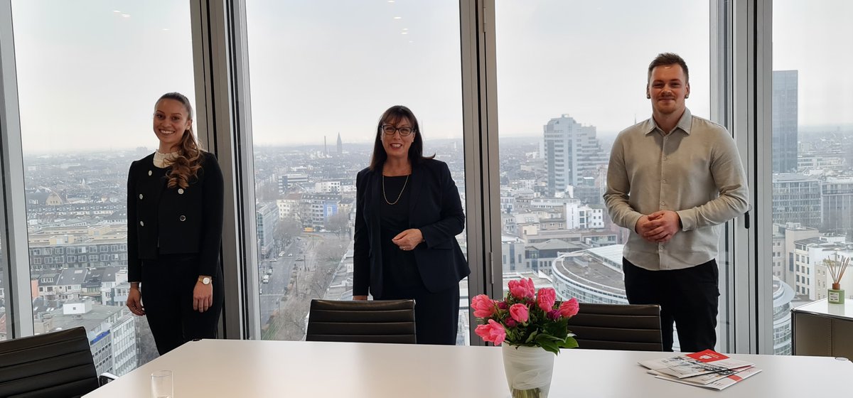 sskduesseldorf's tweet photo. Wie sieht der Arbeitsalltag einer Vorstandsvorsitzenden aus? Am #Shadowing-Tag lud unsere Vorstandsvorsitzende Karin-Brigitte Göbel die beiden Nachwuchskräfte Mirja Lechtenböhmer (Trainee #SSKD) und Alexander Marx (Student der @hsduesseldorf) ein, sie einen Tag lang zu begleiten. https://t.co/v0mIZ46DmU
