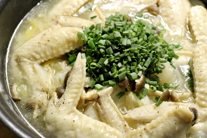 水を入れずに作るから、旨味爆発‼️
「塩ラーメン風!無水大根手羽鍋」

大根効果で、お肉と〜ろとろ✨
手羽と野菜の旨味が濃い〜ッ✨

〆は、大きな大きな焼きおにぎり+鰹節+柚子胡椒で🙌<醤油ベースに味変

#ニッスイ #大きな大きな焼きおにぎり #オススメ鍋教えてください #PR @yaki_onio 