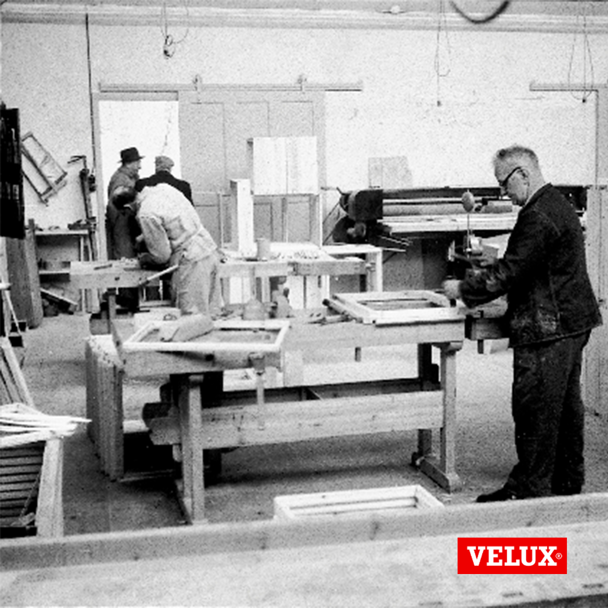 VELUX_France's tweet image. C'est en 1946 que Villum Kann Rasmussen fabrique les premières fenêtres de toit VELUX dans un atelier de menuiserie de la ville danoise d'Østbirk. 🛠️

Découvrez-en plus sur notre histoire 👉ow.ly/W8aF50HsUGf