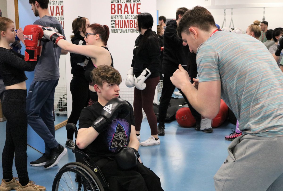 TheHiveYZ's tweet image. Our fully equipped boxing gym was buzzing with excitement as Merseyside Middleweight, @jamesheneghan12 officially opened the Hive Amateur Boxing Club🥊
A huge thankyou goes to @apex_mgmt_sol who are very kindly sponsoring the club, we are so grateful💜thehiveyouthzone.org/hive-amateur-b…