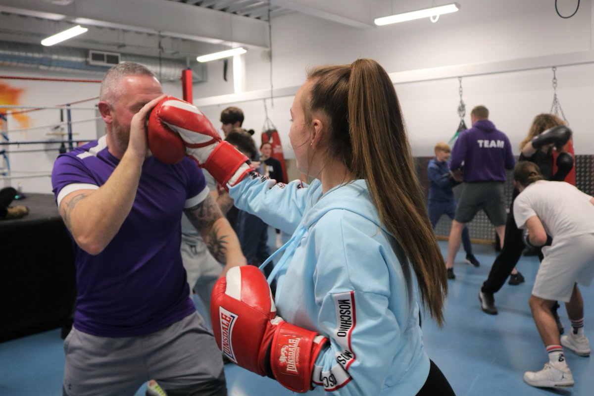 TheHiveYZ's tweet image. Our fully equipped boxing gym was buzzing with excitement as Merseyside Middleweight, @jamesheneghan12 officially opened the Hive Amateur Boxing Club🥊
A huge thankyou goes to @apex_mgmt_sol who are very kindly sponsoring the club, we are so grateful💜thehiveyouthzone.org/hive-amateur-b…