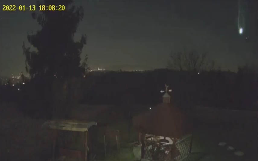 wadowiceonline's tweet photo. Potężny bolid uchwycony na niebie nad Zebrzydowicami: https://t.co/DZ5EgiLMSp
#bolid #polska #astromia #niebo #przelot #zebrzydowice #małopolska #meteoryt @RadioKrakow https://t.co/HI0QdtUNzZ