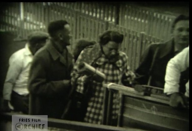 Amateurfilm_AFP's tweet photo. In 1950 vertrekt de MS Sibajak naar #Australië. Vol verwachting gaan de #emigranten aan boord, hun familie en vrienden achterlatend op de kade. Emigratiepapieren en bagage worden gecontroleerd. Film Jan Pelder. #jaren50 https://t.co/NWnEFYcrHT https://t.co/2JCsZZBoHi