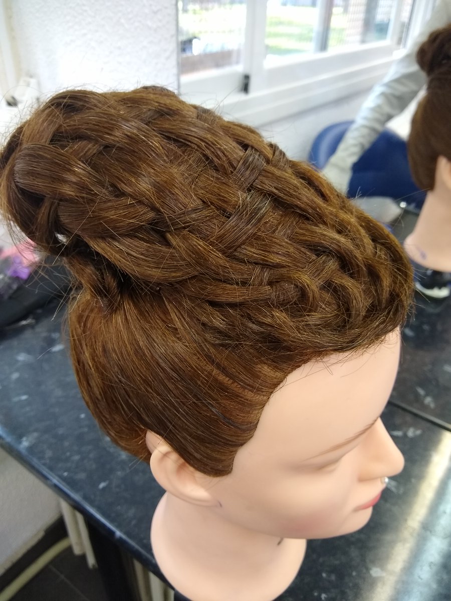 ribot_serra's tweet photo. Ahir al M01 "Pentinats i recollits" l'alumnat de #2nPER continua treballant diferents estils de teixits i trenats .💈🤩

#Ribot #Riboters #Riboteres #Institut #RibotiSerra #InstitutRibotiSerra https://t.co/i7IRE9YcKO