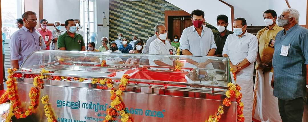 MammoottyFC369's tweet photo. അന്തരിച്ച പ്രിയ കവി സ.എസ് രമേശന് ചലച്ചിത്ര താരം മമ്മുട്ടി ആദരാഞ്ജലി അർപ്പിക്കുന്നു.

#SRameshan #Mammootty https://t.co/yMd7QWfG6Y