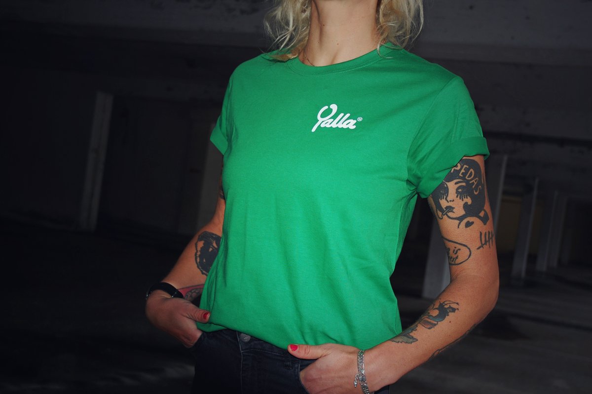 vertblanc's tweet photo. CW 2/2 »Grün wie Gras« ab ist heute zu haben! Als Shirt und als Sweater. Wie schon in der weiſʒen Version mit dezentem »Yallaⓦ«-Pocketprint vorne und groſʒem »Grün wie Gras und weiſʒ wie Schnee«-Backprint auf dem Rücken. 

→ Hier bestellen: https://t.co/RI4l6I0mSs – yalla! ← https://t.co/UcKDqWWmzO