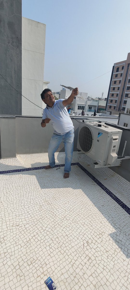Darshan62036651's tweet photo. When kite flying is at peak, actions are obvious https://t.co/XYFgLOmp54