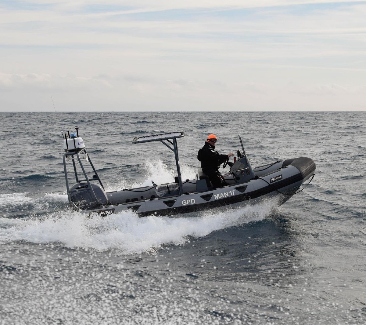 Zodiac Milpro™ SRMN 600 OB 🌊
The SRMN has a heavy duty CSM/neoprene collar with an intercommunication valves system. It is a simple, functional and though boat for every type of professional or military operations. 

#zodiacmilpro #forthosewhoworkonthewater #semirigide #RIB