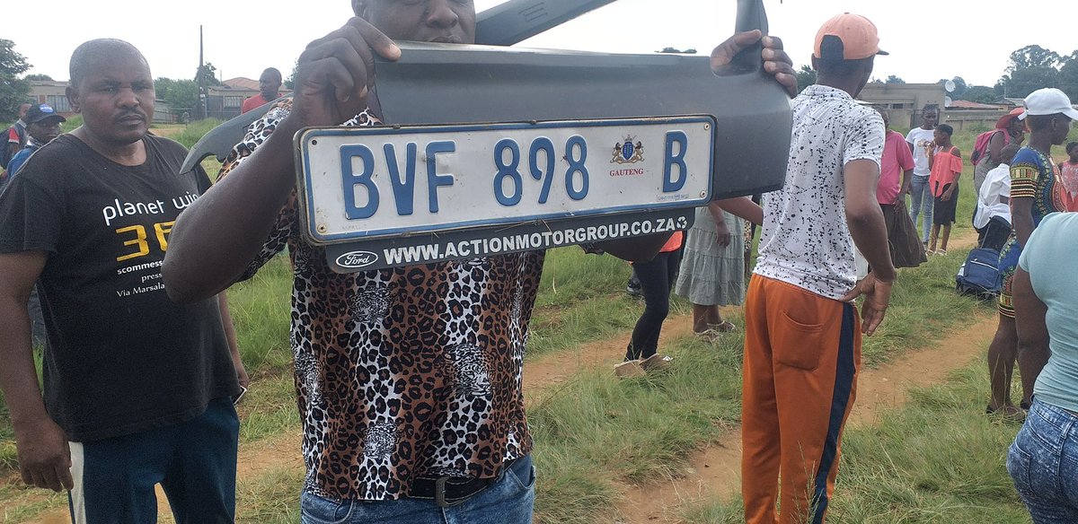 M_RSE's tweet photo. Police in Kwa-Thema killed a child and fled, A CHILD. Please retweet until they're arrested

Zondo | Young Stunna | iphi | Xhosa https://t.co/VWq4WKnuVk