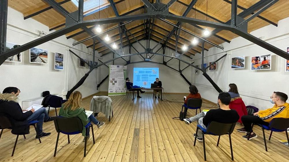 DECOST_ENI's tweet photo. The @DECOST_ENI italian partners are training the future users of the community #composting pilot in #Potenza, Basilicata. The new organic waste treatment system is creating interest!
#GOMED #ONEMED
👇🏼👇🏼👇🏼
https://t.co/AbbVPnetvN https://t.co/INhvpnq6Qt