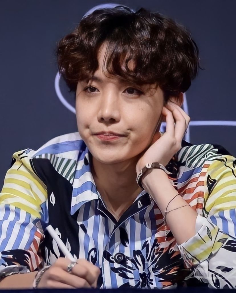 linh_tho6's tweet photo. #KOREAQUEST_JHOPE 
#KOREAQUEST_JHOPE 
má lúm xink xink https://t.co/ynW4rd4YBi