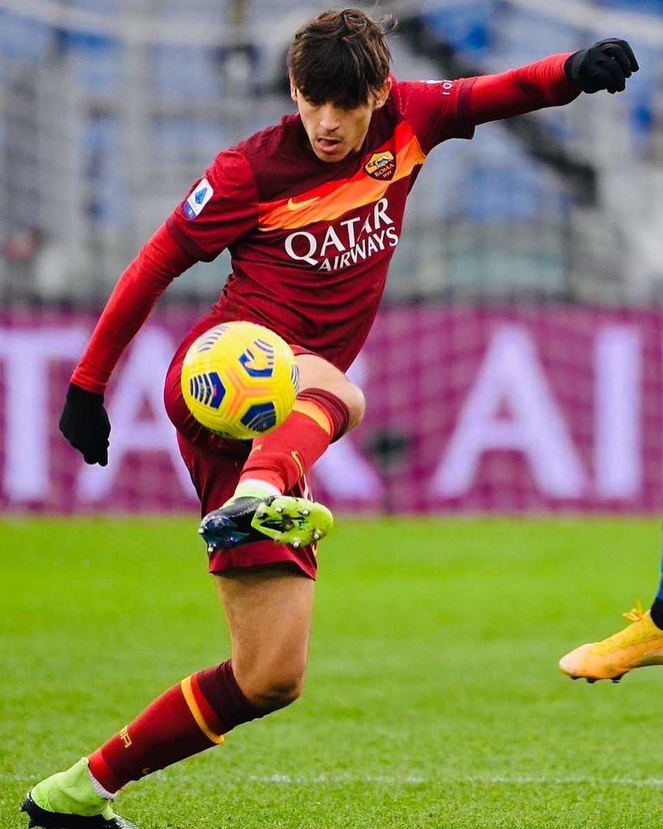 Gonzalo14villar's tweet photo. Roma…è arrivato il momento di chiudere questi 2 meravigliosi anni. 
Se sono onesto non pensavo potesse finire cosi, ma rimangono soltanto tanti magici momenti insieme a voi. 
Il mio cuore sará sempre giallo e rosso, non importa dove sia io, e Roma sarà sempre la mia città. 💛❤️ https://t.co/VKkH8TSRO3
