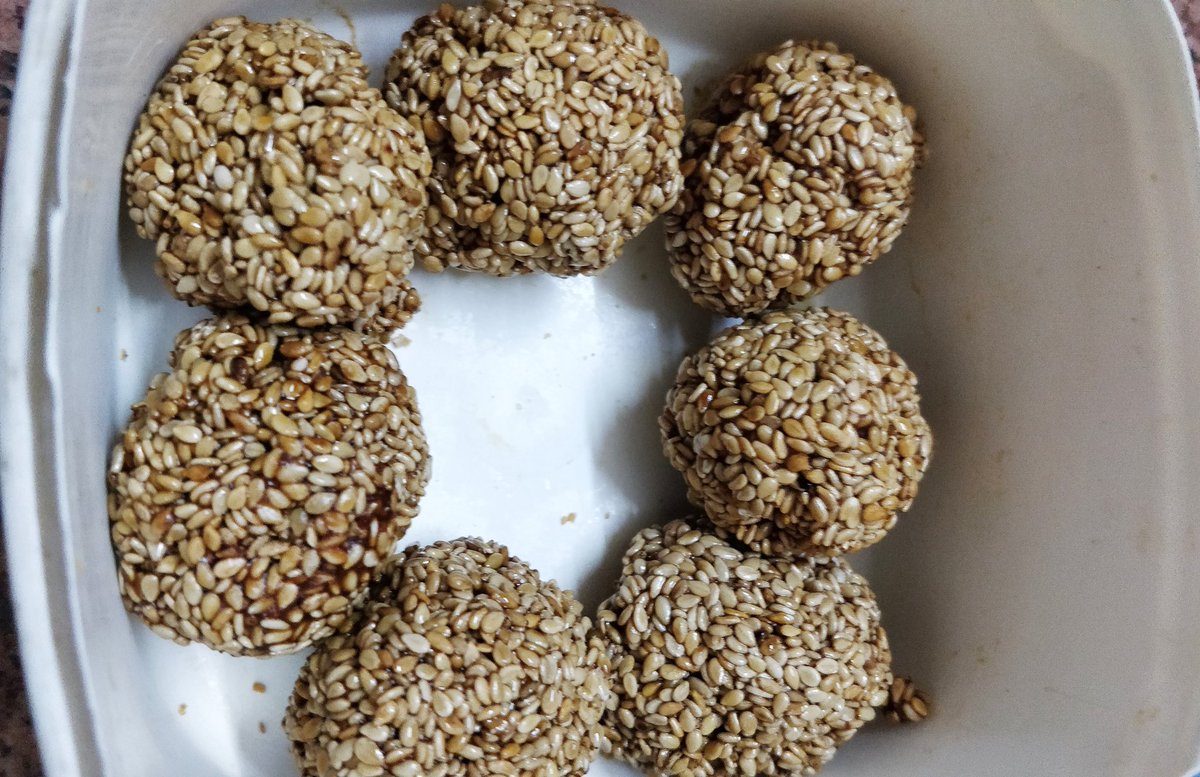 vyassaurabh's tweet photo. Wishing #HappyMakarSankranti
#Lohri #Pongal

Ghar pe (#HomeTown) #festivals ka alag hi mazaa hai !!

What better than celebrating #festival at home!

Home made 
#Til_Ke_Laddo
#Til_Ki_Barfi
#Kheech
#Kheer .. how do you celebrate??

#Udaipur #Rajasthan #MakarSankranti https://t.co/58By2gdht6