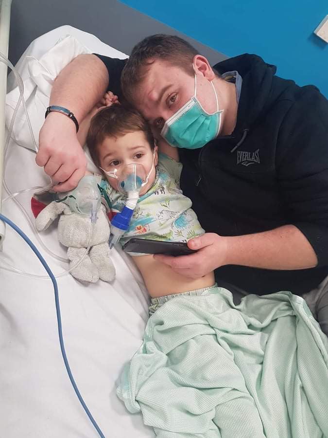 DebsCarter1's tweet photo. @EnvAgencyMids this poor boy in hospital @RoyalStokeED with the stench of @WalleysQ landfill filling his lungs. To have to breathe toxic gasses in a hospital; babies breathing their 1st breath, others breathing their last, to the vile stench of landfill poisons - unacceptable! https://t.co/PLNWBL29t6