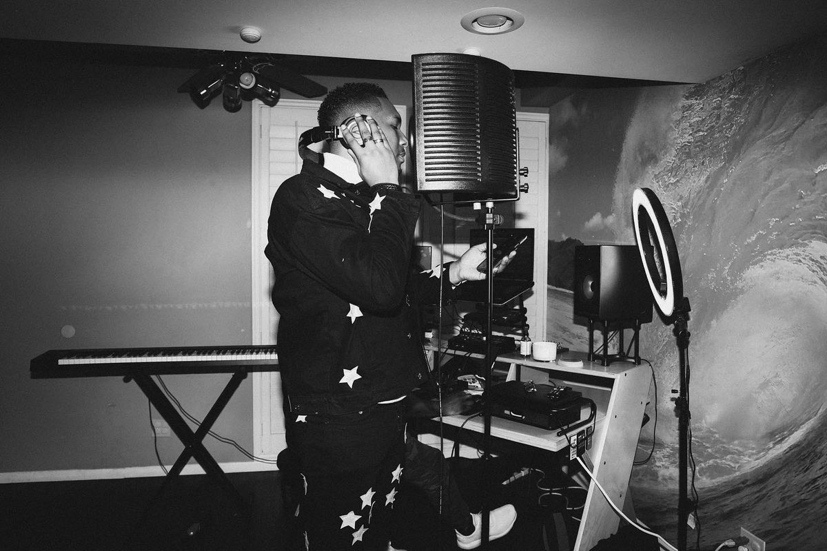 eme_josiah's tweet photo. Back in the studio 🔥🔥 https://t.co/e2fpSjVQVC