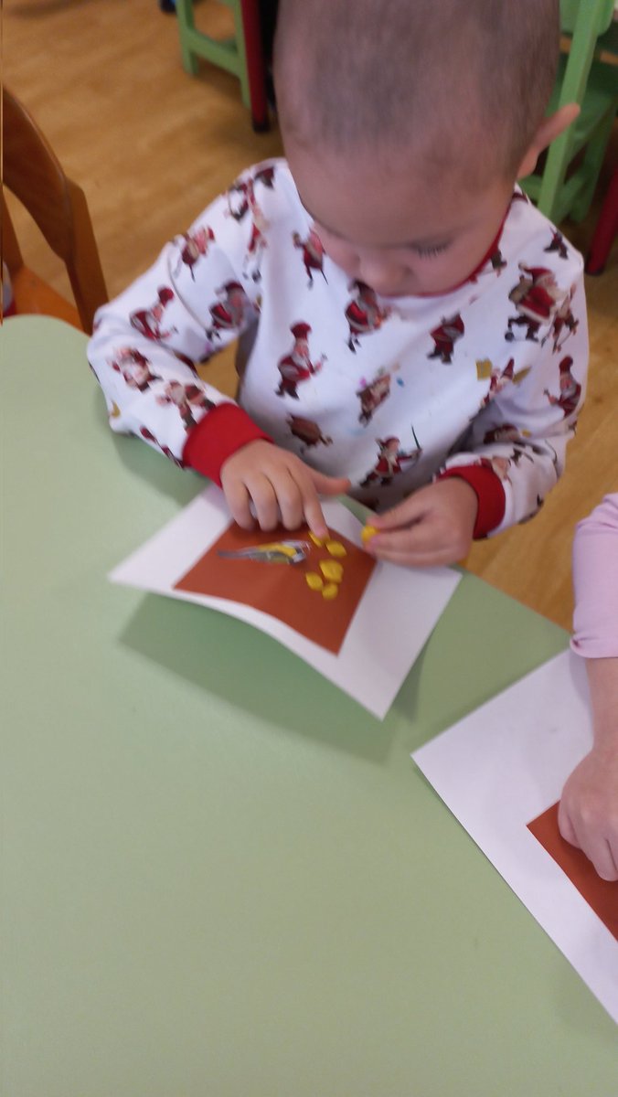 Мы накормим наших птичек,
Мы накормим невеличек.
Чтоб к нам в садик прилетели,
И с детишками играли.