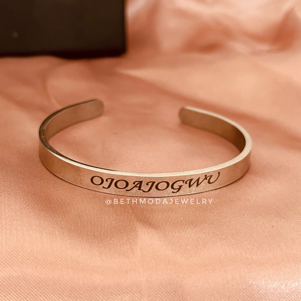 Bethmodajewelry's tweet photo. See the best way to say those sweet words to that special person 🥰🥰

We can get it ready for you in 24 hours 💃🏾

Price: 9,500 naira 

Colours: Gold and Silver https://t.co/6OvxvzbwhJ
