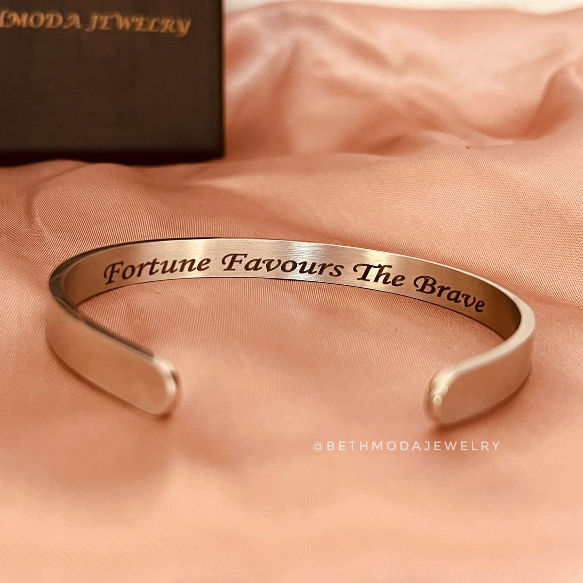 Bethmodajewelry's tweet photo. See the best way to say those sweet words to that special person 🥰🥰

We can get it ready for you in 24 hours 💃🏾

Price: 9,500 naira 

Colours: Gold and Silver https://t.co/6OvxvzbwhJ