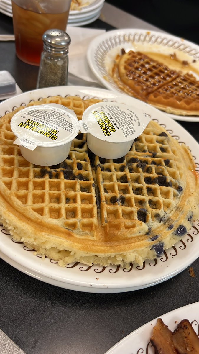 PSA:: blueberry waffles are back at <a href="/WaffleHouse/">Waffle House</a> #nightmade