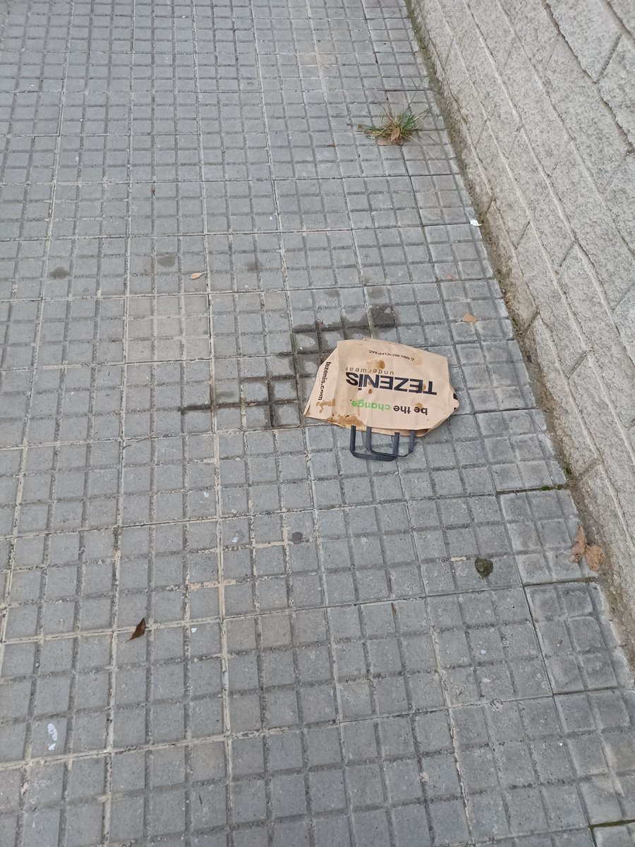 tarcalis's tweet photo. Fa uns dies va passar la màquina de neteja per @volpelleres, però el c/ Pau Muñoz fa temps que està així. Sembla que per carrers sense sortida la màquina no passa mai. @ajsantcugat podeu revisar freqüència de neteja d'aquest carrer? No és un tema puntual, gràcies @JoseGallardoSTQ https://t.co/1ktZdWZlm4