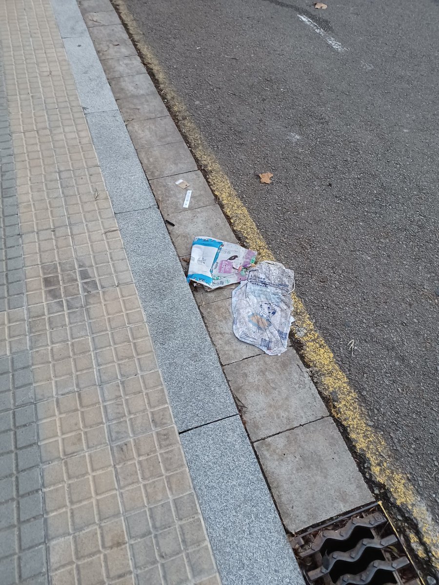 tarcalis's tweet photo. Fa uns dies va passar la màquina de neteja per @volpelleres, però el c/ Pau Muñoz fa temps que està així. Sembla que per carrers sense sortida la màquina no passa mai. @ajsantcugat podeu revisar freqüència de neteja d'aquest carrer? No és un tema puntual, gràcies @JoseGallardoSTQ https://t.co/1ktZdWZlm4