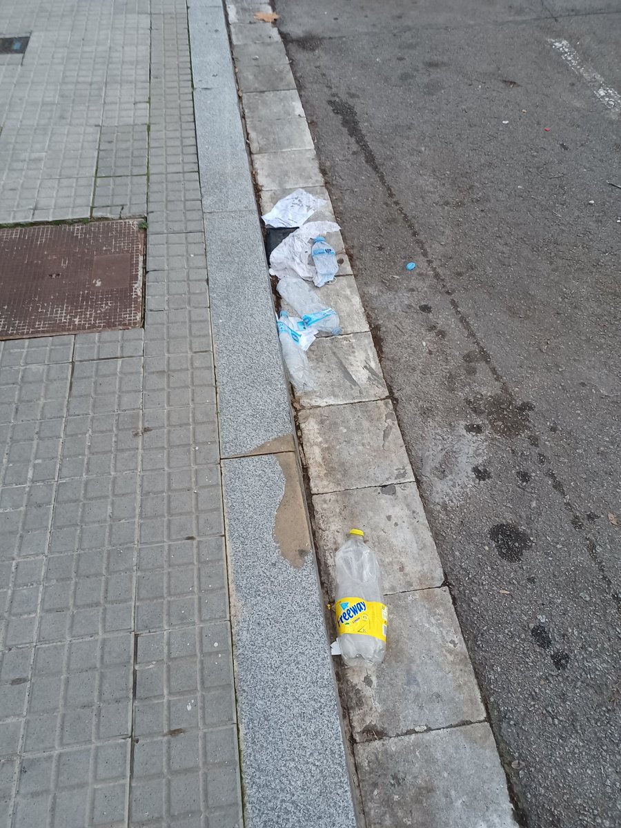 tarcalis's tweet photo. Fa uns dies va passar la màquina de neteja per @volpelleres, però el c/ Pau Muñoz fa temps que està així. Sembla que per carrers sense sortida la màquina no passa mai. @ajsantcugat podeu revisar freqüència de neteja d'aquest carrer? No és un tema puntual, gràcies @JoseGallardoSTQ https://t.co/1ktZdWZlm4