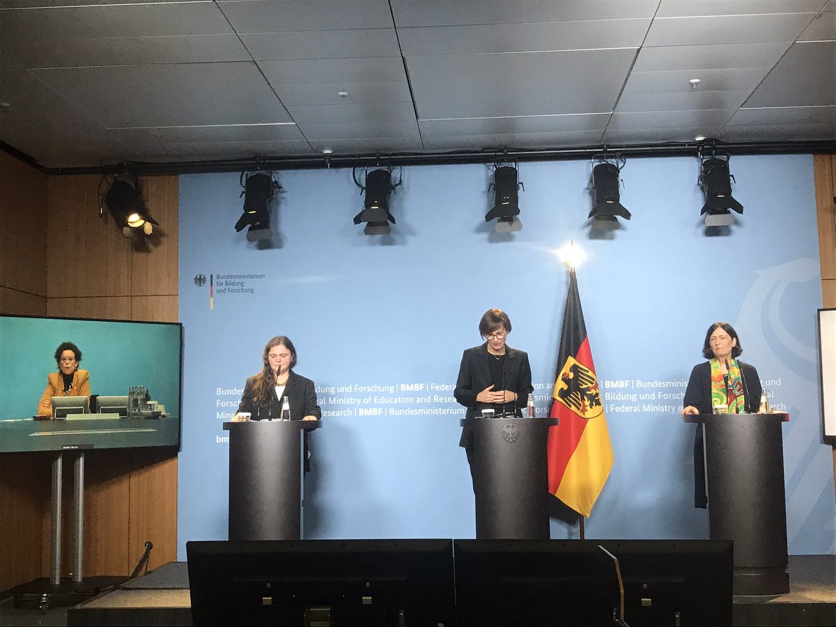n_dannenberger's tweet photo. Heute zur Eröffnung des @w_jahr-Auftakt im @BMBF_Bund mit @starkwatzinger, Katja Becker @dfg_public, @SMolthagenS und Monika Buchenscheit vom #CitizenPanel. Damit startet #meinefragefuerdiewissenschaft als Große Partizipationsinitiative. https://t.co/yhPMaziAFI