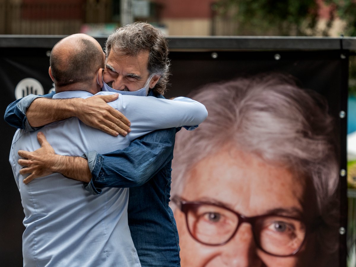 jcuixart's tweet image. Els fundadors ens van ensenyar a ser útils abans que importants, i calen arreu nous lideratges. Tothom és necessari, ningú imprescindible. "Des d'Alacant a la Provença, res no s'acaba i tot comença". Visca Òmnium Cultural, visca els Països Catalans i visca Catalunya lliure!