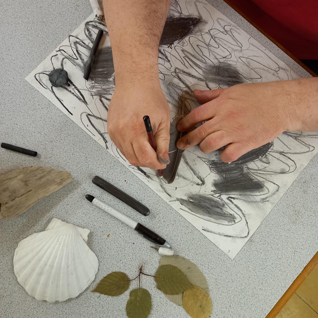 Prosiect newydd wedi dechrau wythnos yma hefo Ican Prestatyn a'r artist Ben Davis a Kim Inspire <a href="/Celf_Cymru/">Cyngor Celfyddydau Cymru</a>  #LlesCreadigol #IechydMeddwl -  Lovely new project started this week with <a href="/BenDavisCreate/">Ben Davis</a> at Ican Prestatyn with <a href="/kiminspire/">KIM Inspire</a> #CreativeWellbeing #MentalHealth <a href="/Arts_Wales_/">Cyngor Celfyddydau Cymru | Arts Council of Wales</a>