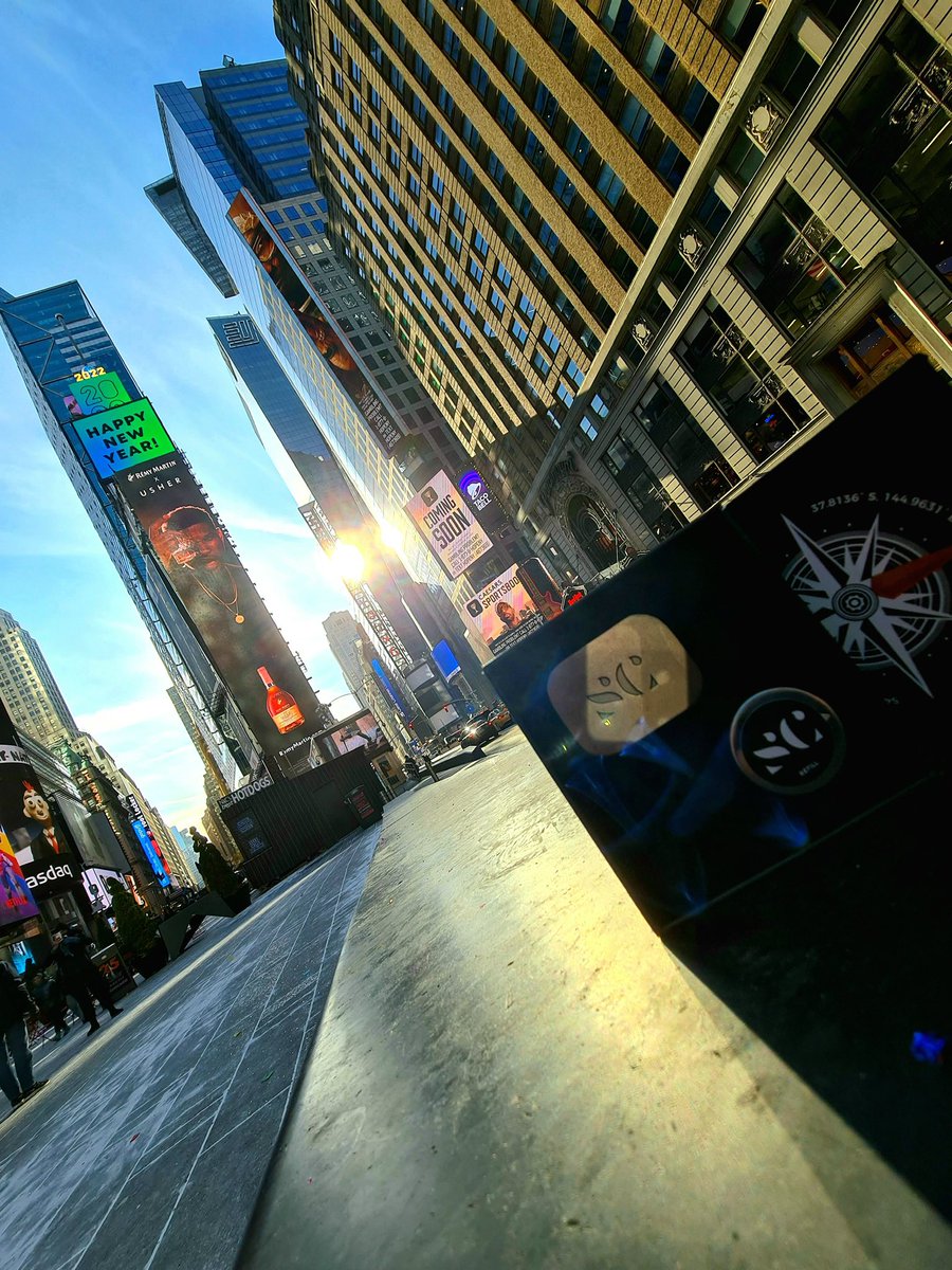 solidscentco's tweet photo. Happy New Year all from Times Square. 🇺🇸
The best Solid Fragrance this year 
Natural, Eco, sustainable… everything you want for your solid based fragrance
https://t.co/9jSsymDH6l
#Solidscent #solidcologne #fragrance #perfume #travel #travelaccessory #fashion #beauty #cleanbeauty https://t.co/LpXBSyPDDo