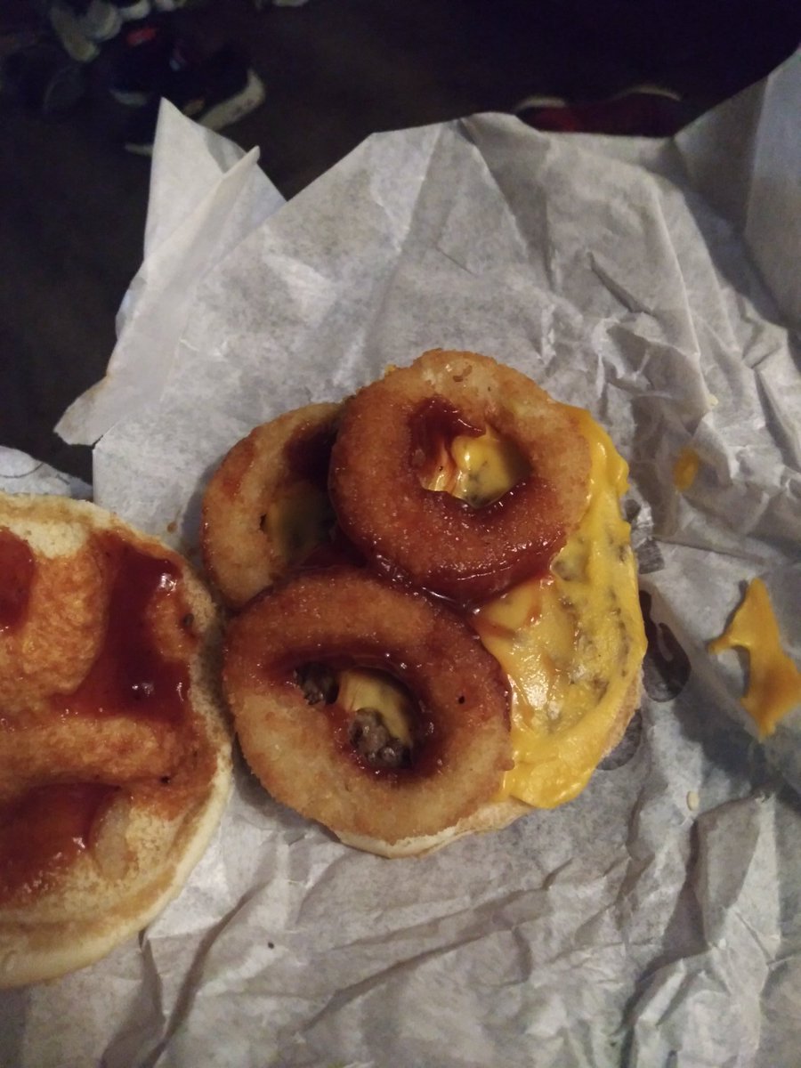 KeiLeoSatoru's tweet photo. @BurgerKing ripped me off for the last time. This does NOT look like a bacon cheese burger or a rodeo burger w/out cheese that I literally paid for. Makes no sense people are gettin paid to be lazy at such a simply job https://t.co/bKF3N8gcSa