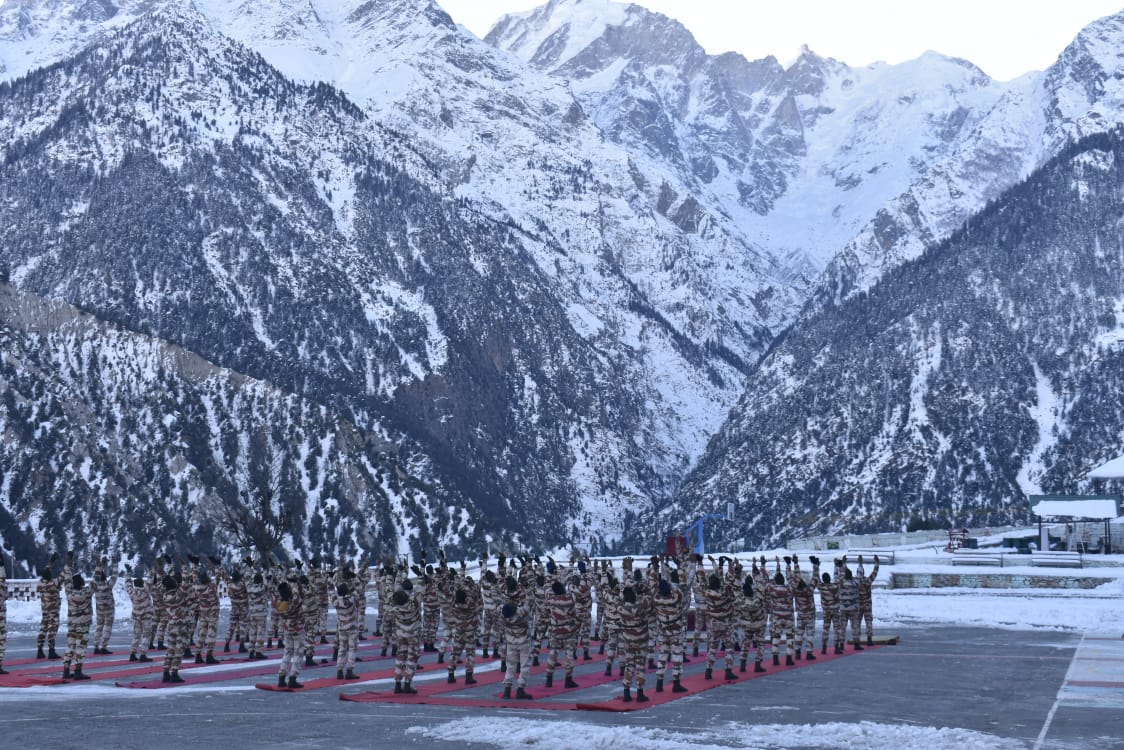yogrishiramdev's tweet photo. हिमाच्छादित शिखरों पर भारत माता के लाडले सैनिक देश की सीमाओं पर सूर्य नमस्कार करते हुए।
#75करोड़सूर्यनमस्कार 
#पतंजलि https://t.co/Ci5tuvgg46