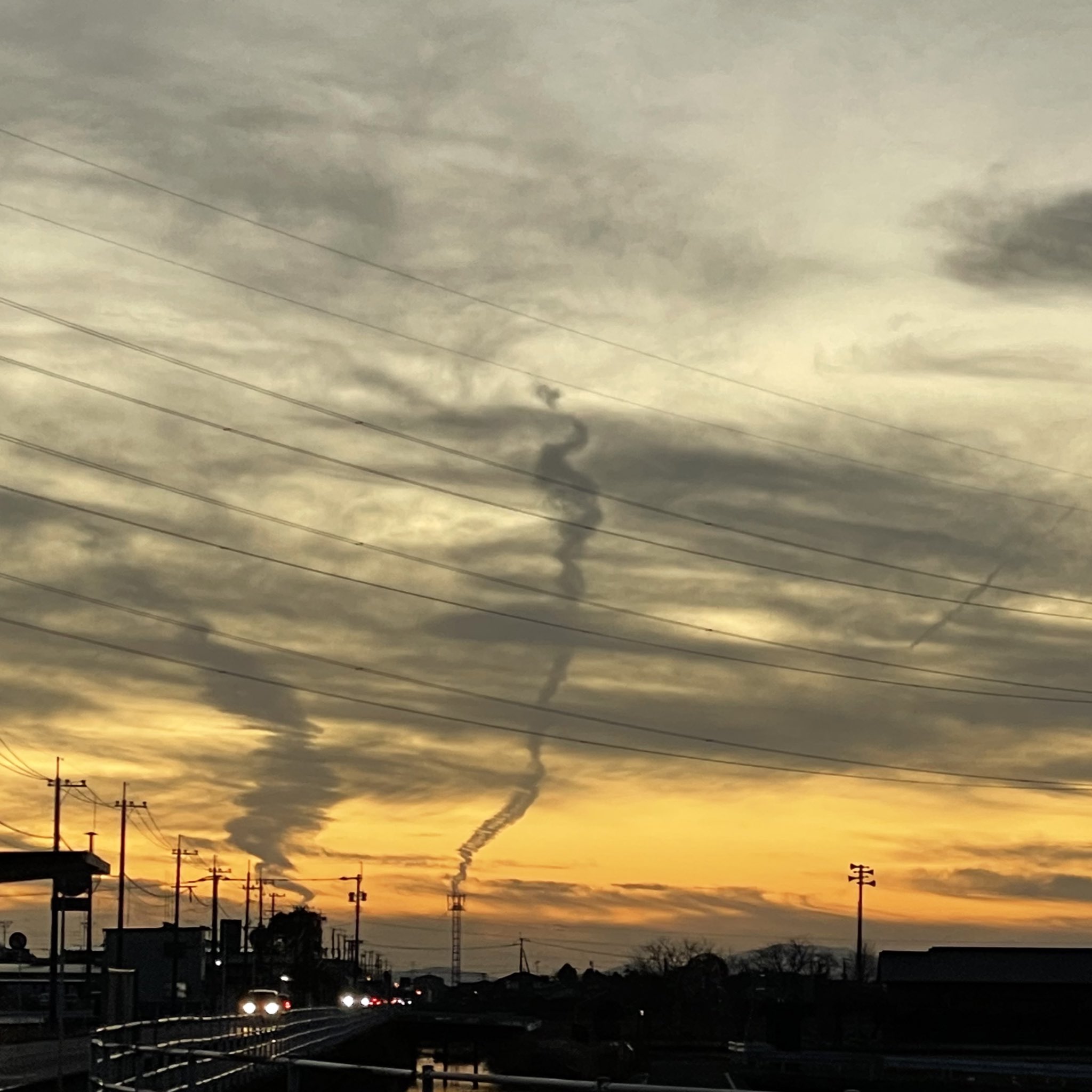 Kaccin 竜巻雲 地震雲 数分で2本 3本に増えた T Co Fw5fskmecv Twitter