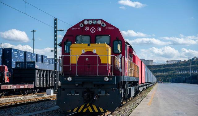 China2ASEAN's tweet photo. I’d like to share with you an article titled “#China Had to Clear #US Bombs for Half a Year Before Constructing the #ChinaLaosRailway” (中国修个中老铁路有多难？先清了近半年的美国炸弹...） https://t.co/VvU6XARbpo