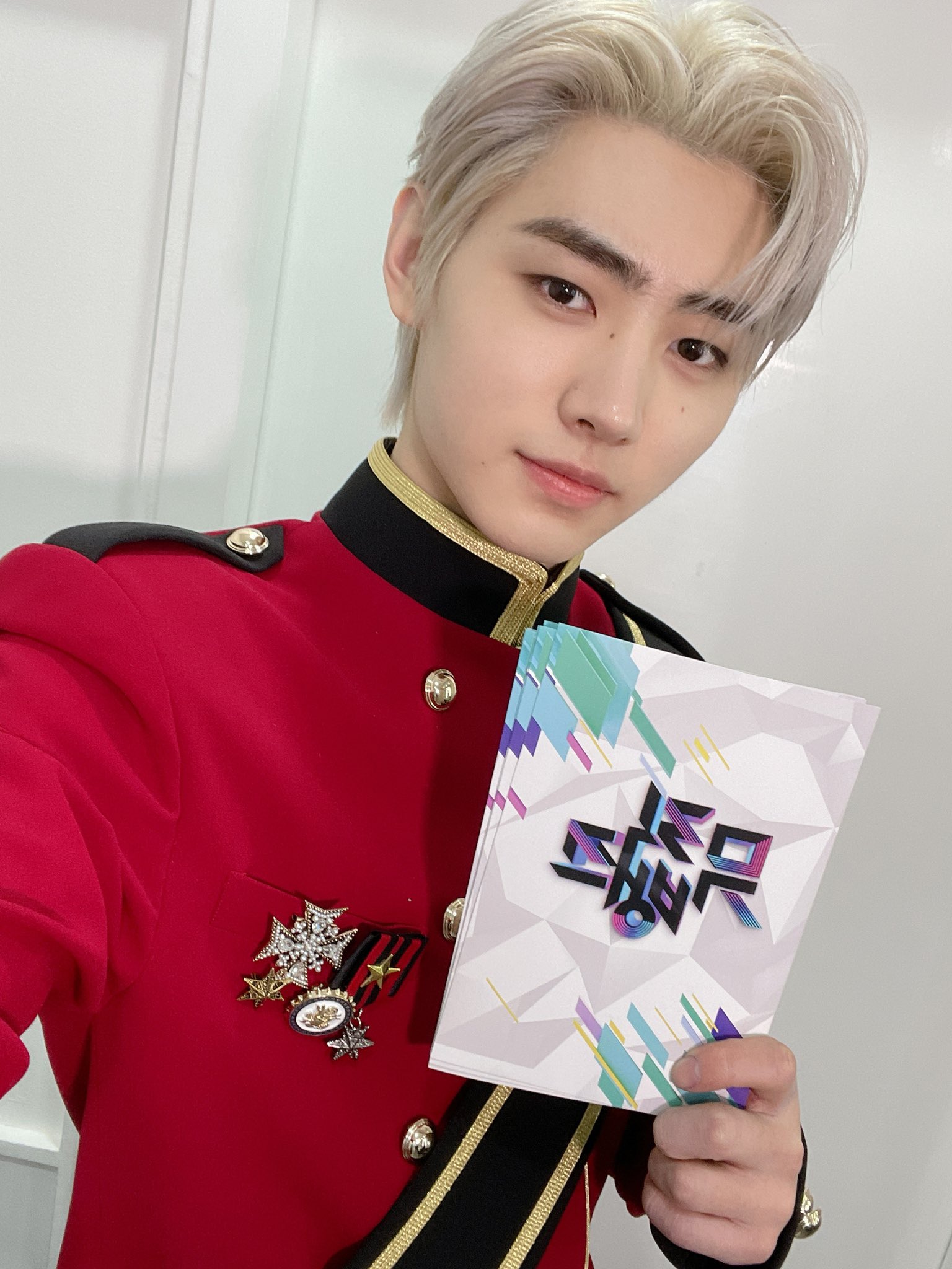 ENHYPEN OFFICIAL on Twitter: "[#오늘의ENHYPEN] 겉모습은 냉미남, 알고보면 따뜻한 얼음왕자 ️