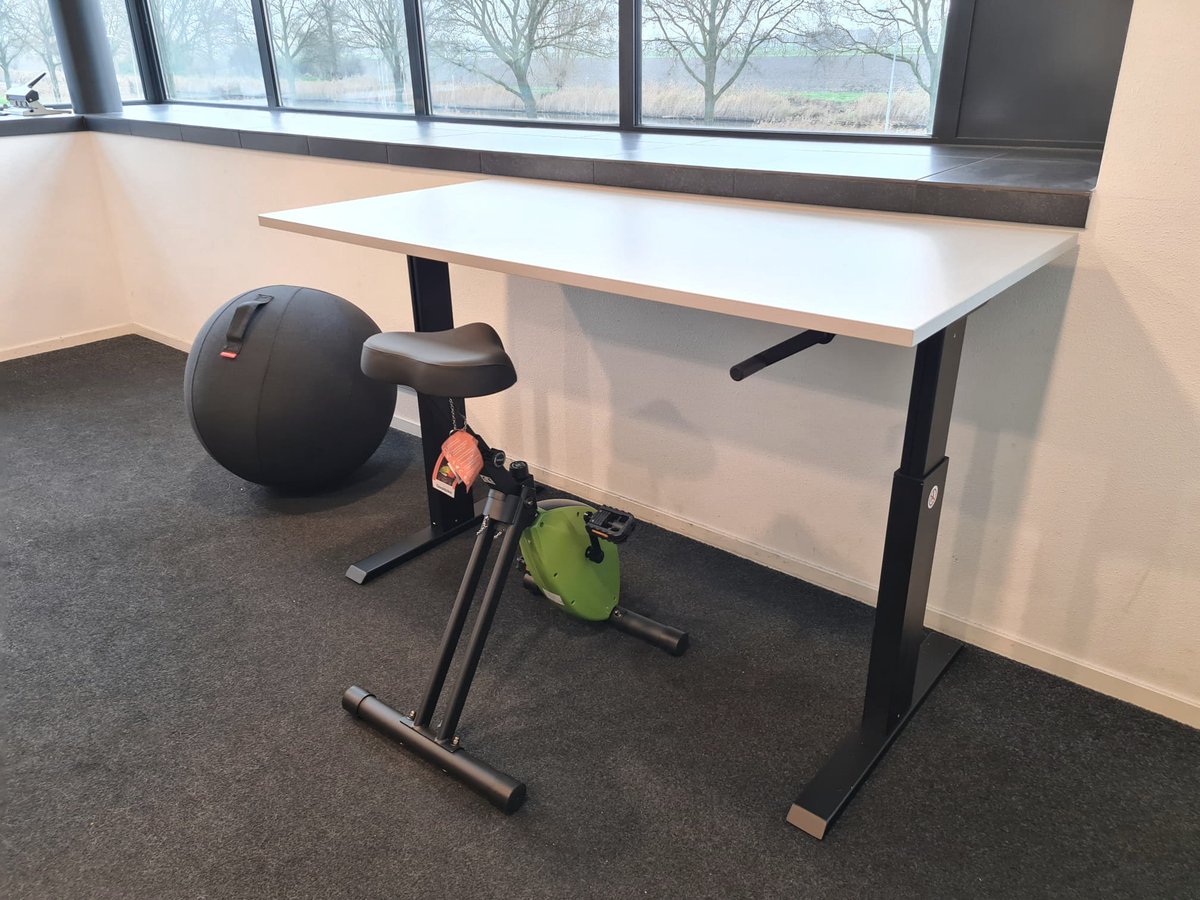 Working with the Deskbike is very easy and fun! 
The strong, lightweight construction is easy to move around your office. 
Alternate between standing, cycling and sitting every half hour. 🚴‍♂️

#deskbike #cycling #workhappy