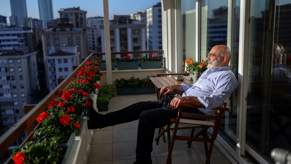 sevincozarslan's tweet photo. Fransız Haber Ajansı AFP'ye bugün röportaj veren #AhmetAltan: 

"Sürgünde olmanın mahkum olmaktan daha zor olduğuna inanıyorum. Sürgünde güvenli ve emniyette olabilirsiniz ama kendi evinizde, kendi yatağınızda yatıyormuş gibi hissetmezsiniz. Hapishanede olmayı tercih ederim." https://t.co/4Ah4QJWsT8