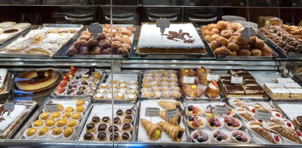 destinationflo's tweet photo. Luoghi di ritrovo, di scambio culturale, e di caffè all’italiana. A #Firenze ci sono #bar e #pasticcerie riconosciute come attività storiche per il loro ruolo nella #storia del ‘900.
👉 https://t.co/OpqOcnKShe
#DestinationFlorence #BeGlam @feelflorenceoff https://t.co/k29vgLY4E6