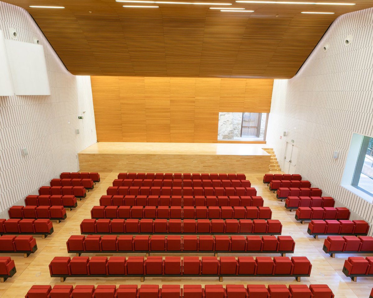 PCongresosCord's tweet photo. #Patrimonio | El auditorio del #PCC, diseñado por @LAP_arquitectos, se ha convertido en referente de vanguardia en diálogo con los restos del alcázar andalusí. Su versatilidad, elegancia y calidez ha merecido el reconocimiento de prestigiosas revistas de arquitectura https://t.co/wpvCWpndEB
