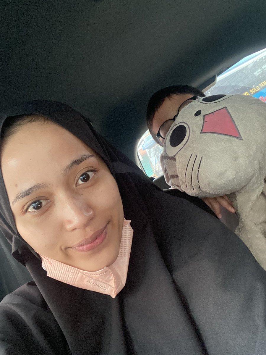 puelaaaa's tweet photo. untunge nd omah enek aham. tak telpon dan njaluk tulung terno sepatune azzu 🥲👍🏼🙏🏻 iso g gowo spatu malah nggowo boneka arek iki😩😭😭😭 https://t.co/mgLgDtcVqX