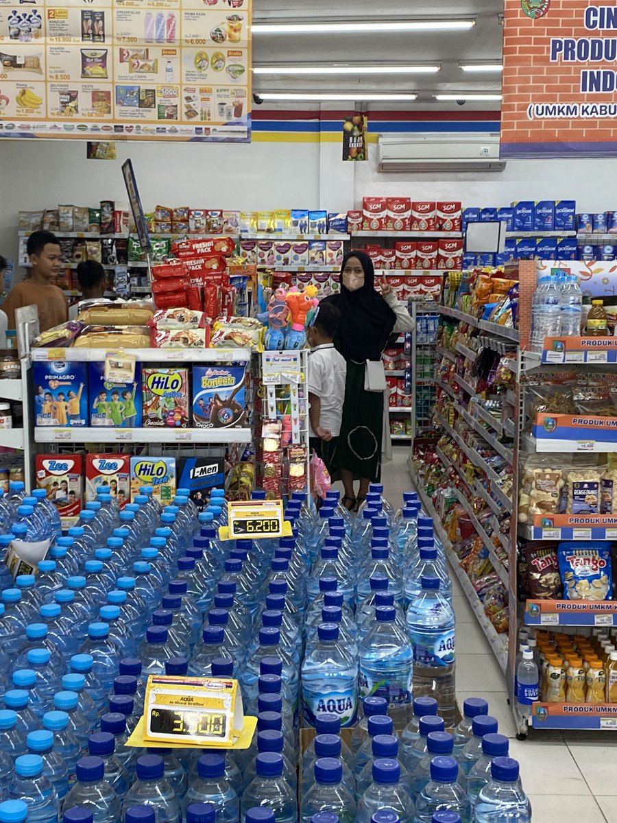puelaaaa's tweet photo. im back.
biasanya pagi masih ada temennya umek azzu. tadi pagi aku sendiri dan pas capek soale maleme jam 12 baru pulang. dan sikilku njuarem. isuk muager tangi. gendadapan nyiapno sarapan dan azzu sekolah. alhasil pas smpe indomaret ket sadar nek azzu drg sepatuan😭 https://t.co/qekYaj6ahc