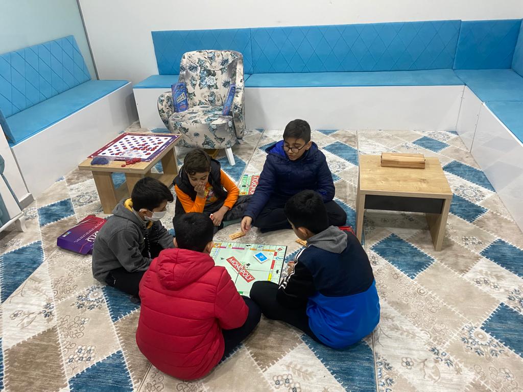 tugvabursa's tweet photo. Ortaokul Vakıf Okulumuz İlçelerimizde devam ediyor📢

✏️Kuran'ı Kerim, Siyer-i Nebi, Değerler Eğitimi, Zeka Oyunları, Geziler, Ders Takibi ve daha fazlası 😎 TÜGVA #VakıfOkulu tam sana göre. 😇🙋🏻‍♂️

#Tügvaortaokul https://t.co/b98PLeCC2q