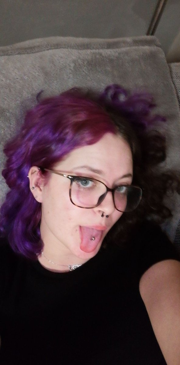 Face leak weil lange nichtmehr online und haare sind endlich wieder purple 🥺💜 <a href="/SimpSelina/">Selina</a> <a href="/suesseshelly/">Shelly🎀</a>