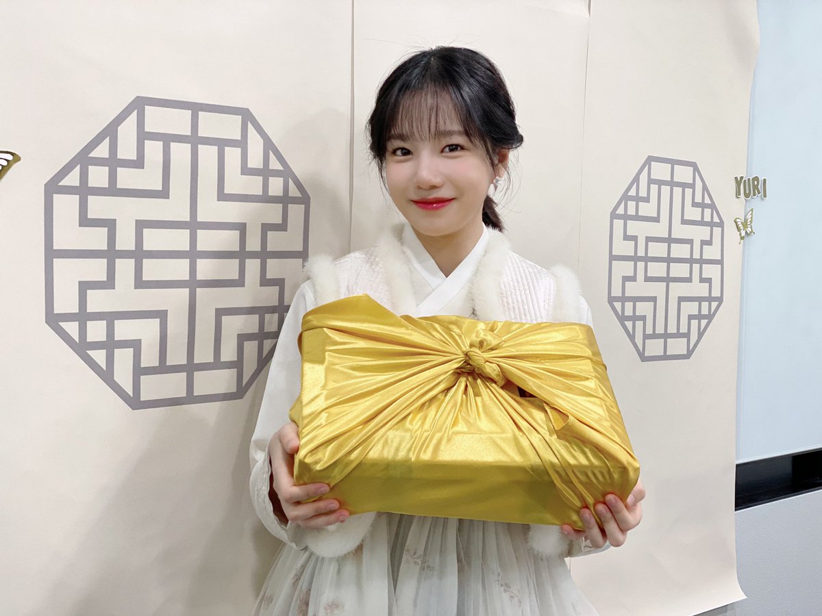 JOYURI_offcl's tweet photo. [#유리스팟] 2022.01.14 SOLO DEBUT 100 DAYS🙇🏻‍♀️

#조유리 #JOYURI #チョユリ #GLASSY_100_DAYS https://t.co/1ptUeDhbdd