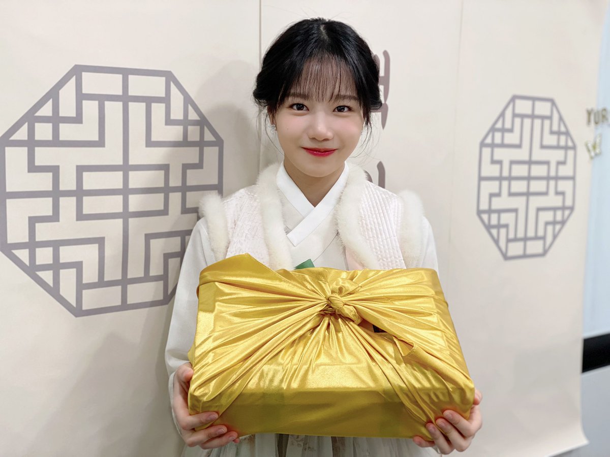 JOYURI_offcl's tweet photo. [#유리스팟] 2022.01.14 SOLO DEBUT 100 DAYS🙇🏻‍♀️

#조유리 #JOYURI #チョユリ #GLASSY_100_DAYS https://t.co/1ptUeDhbdd