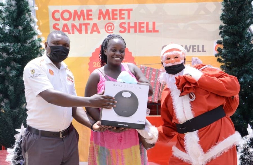 Faizafabz's tweet photo. The weekly draw happened at Shell Kitende today where lucky winners walked away with Harman Kardon speakers among others. Shop at Shell and stand a chance to win a trolley dash,bluetooth speaker, shopping etc.. it's a #ShellXmasOffers https://t.co/dODIRe8qDX