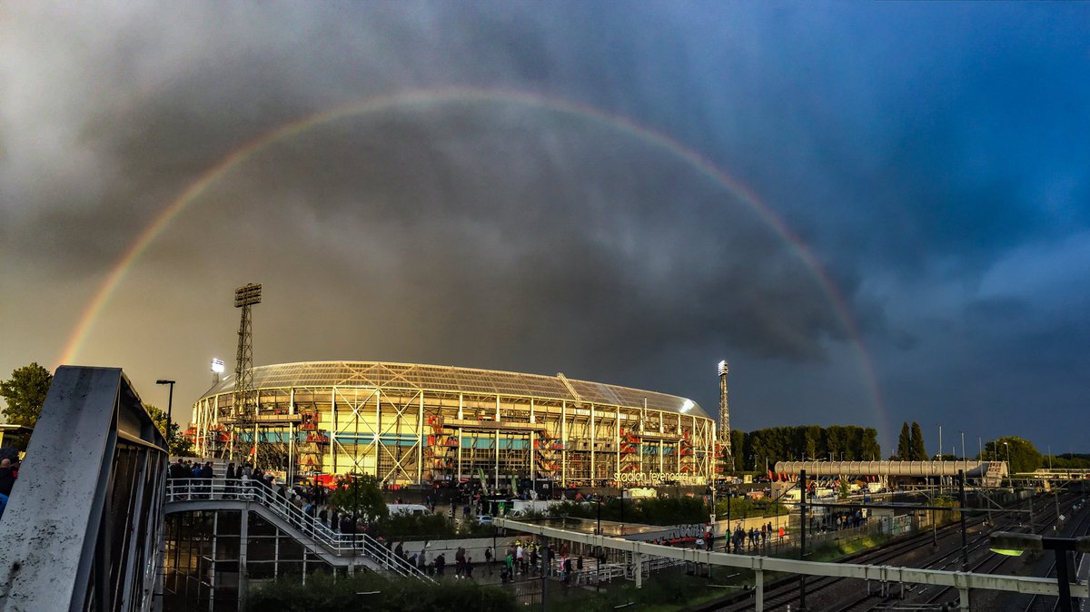 MarcPlaisier's tweet photo. Maakte drie jaar geleden een foto van de Kuip en won er afgelopen week dit prachtige boek mee. Thanks @VriendenvdKuip !!! https://t.co/5iWt1aC4hG