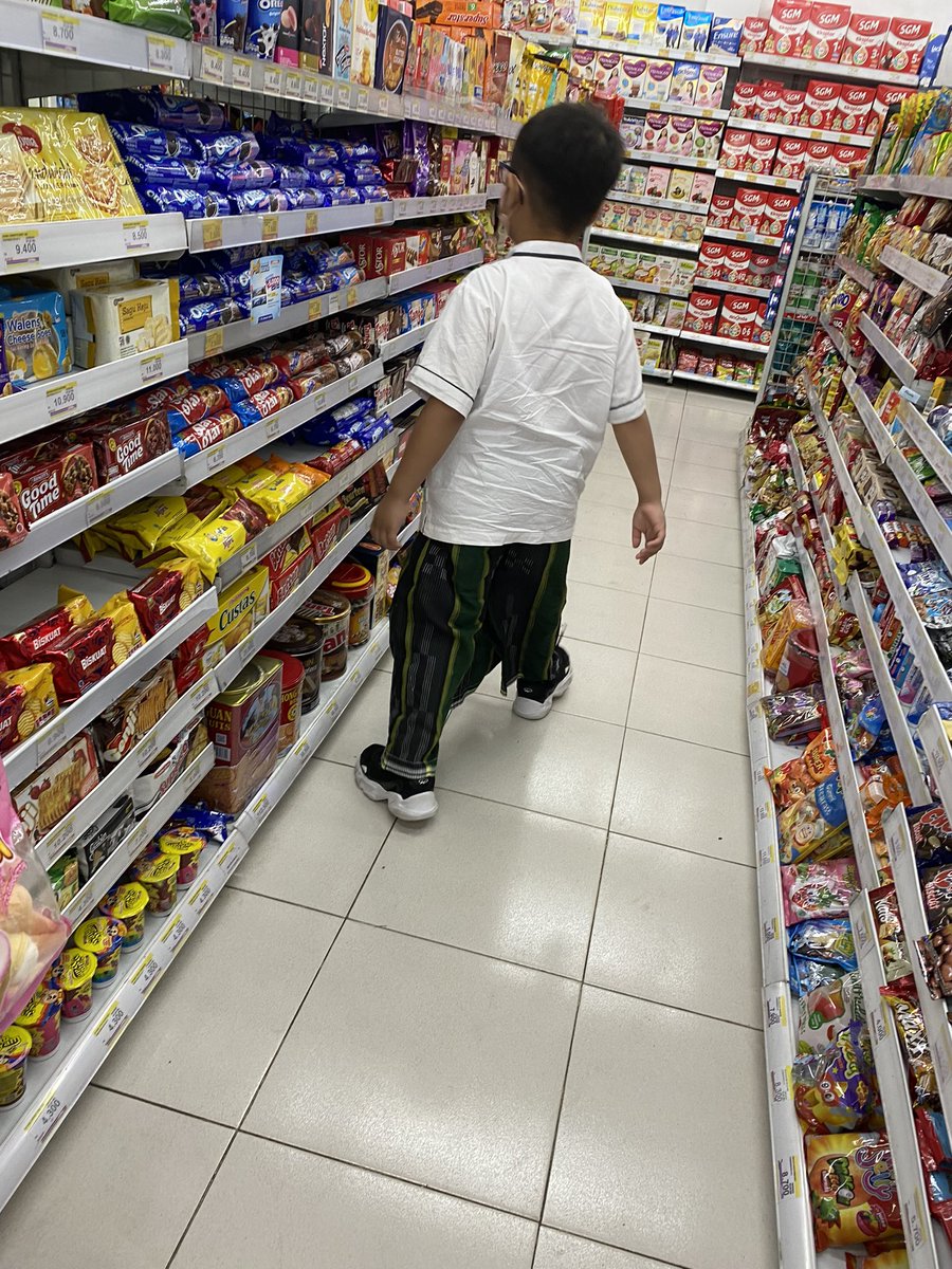 puelaaaa's tweet photo. budal mepet, nek ng indomaret iso 15 menit milih jajan 😑 https://t.co/LoJp4LlNXp